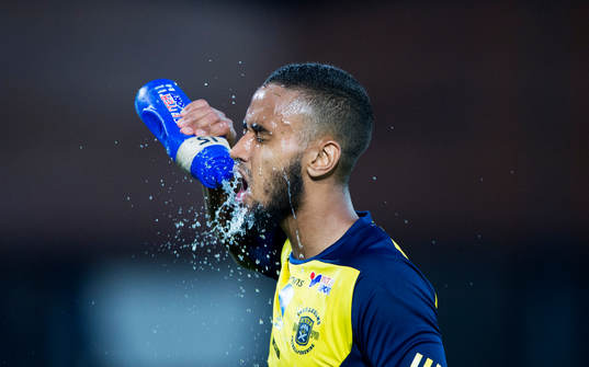 Ängelholms Junes Barny svalkar sig i matchen i Superettan