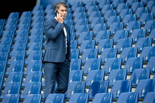 Malmö FFs VD Niclas Carlnén pratar mobiltelefon