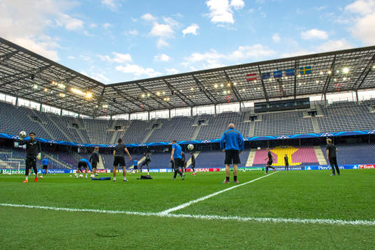 Malmö FFs spelare värmer upp till en träning