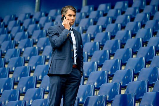 Malmö FFs VD Niclas Carlnén pratar mobiltelefon