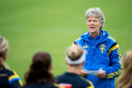 Sveriges förbundskapten Pia Sundhage pratar med spelarna