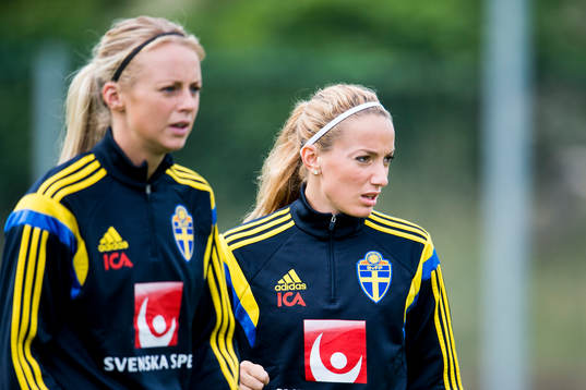Sveriges Amanda Ilestedt och Kosovare Asllani