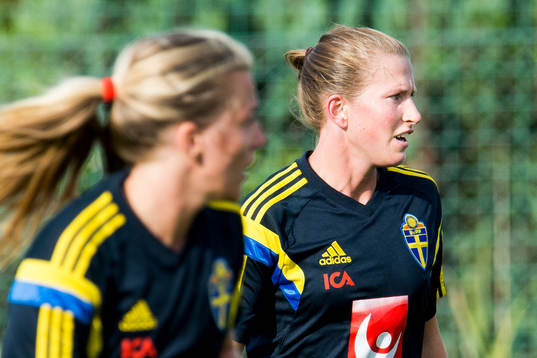 Sveriges Emma Berglund och i förgrunden Linda Sembrant