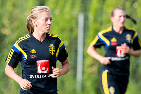 Sveriges Linda Sembrant och i bakgrunden Emma Berglund