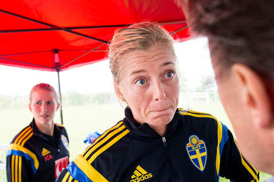 Sveriges Linda Sembrant och i bakgrunden Emma Berglund