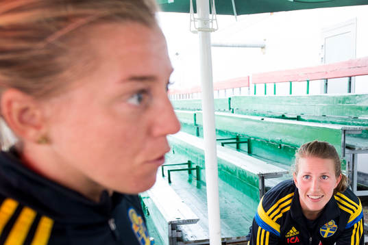 Sveriges Emma Berglund tittar upp på Linda Sembrant
