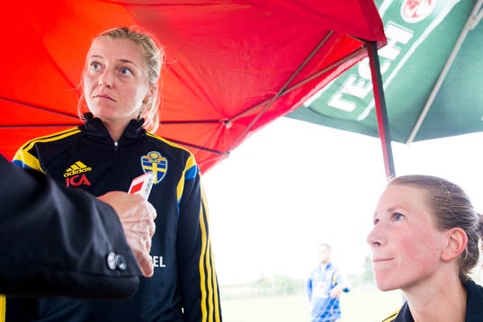 Sveriges Linda Sembrant (tv) och Emma Berglund (th) blir