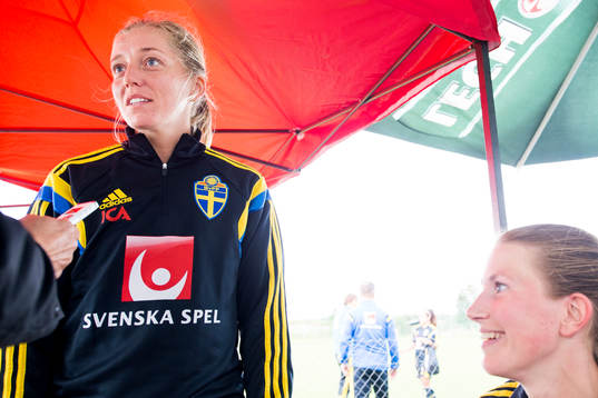 Sveriges Linda Sembrant (tv) och Emma Berglund (th) blir