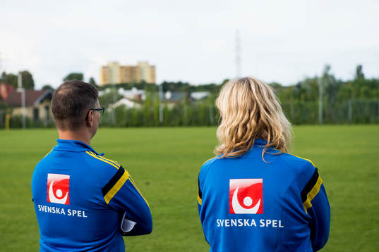 Svenska Spel loggor på ryggen på tröjor