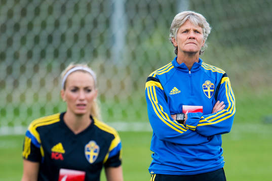 Sveriges Kosovare Asllani och förbundskapten Pia Sundhage