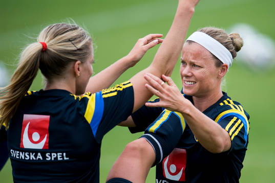 Sveriges Sara Thunebro hjälper Linda Sembrant att stretcha