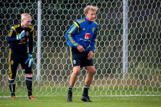 Sveriges målvakt Hedvig Lindahl studerar fotarbetet hos