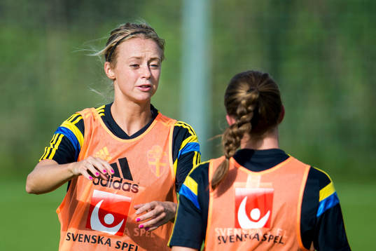 Sveriges Amanda Ilestedt pratar med Emma Berglund