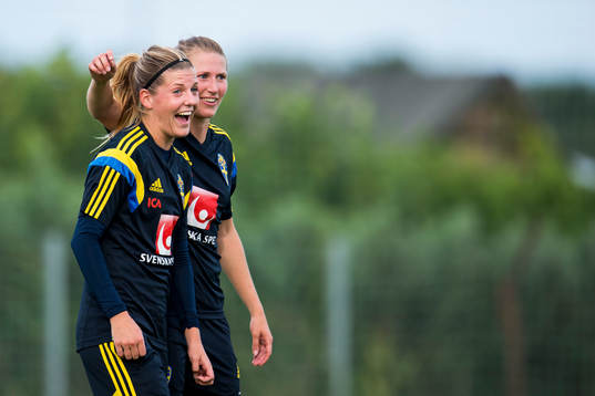 Sveriges Olivia Schough och Emma Berglund är glada