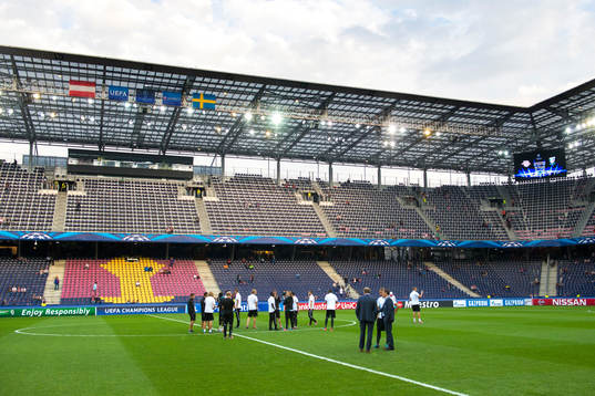 Malmö FFs spelare inspekterar planen