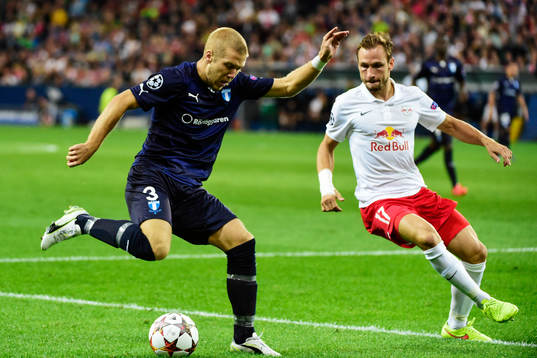 Malmö FFs Anton Tinnerholm och Salzburgs Andreas Ulmer