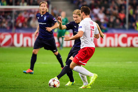 Malmö FFs Simon Kroon och Salzburgs Andreas Ulmer