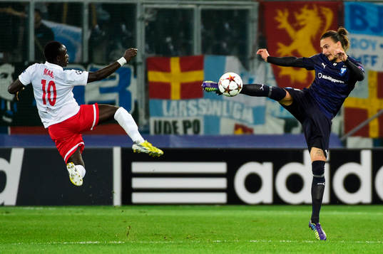 Salzburgs Sadio Mané och Malmö FFs Erik Johansson