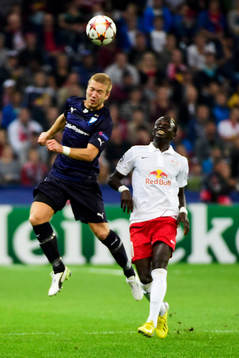 Malmö FFs Anton Tinnerholm och Salzburgs Sadio Mané