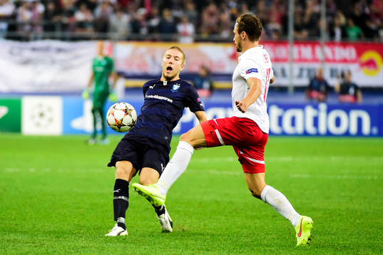 Malmö FFs Anton Tinnerholm och Salzburgs Andreas Ulmer