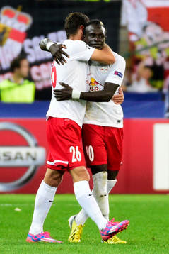 Salzburgs Jonatan Soriano och Sadio Mané jublar