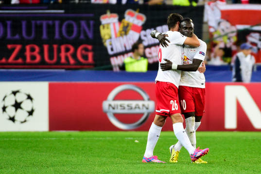 Salzburgs Jonatan Soriano och Sadio Mané jublar