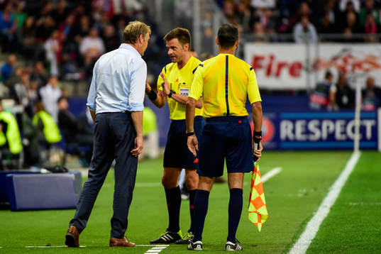 Malmö FFs tränare Åge Hareide pratar med Nicola Rizzoli,