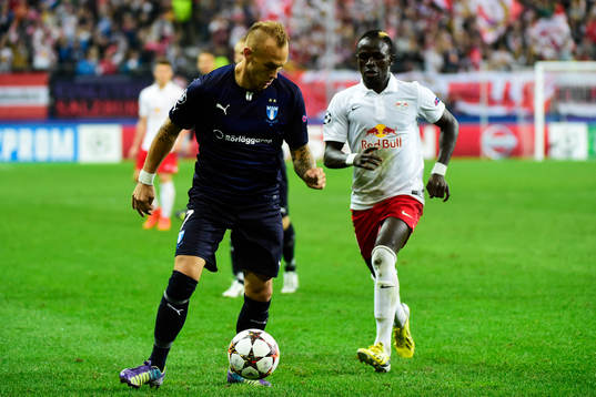 Malmö FFs Magnus Eriksson och Salzburgs Sadio Mané