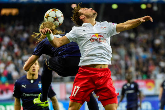 Salzburgs Andreas Ulmer och Malmö FFs Simon Kroon