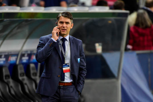 Malmö FFs VD talar i telefon