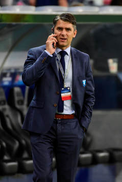 Malmö FFs VD talar i telefon