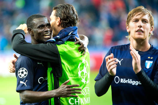 Malmö FFs Agon Mehmeti kramar om Enock Kofi Adu medEmil