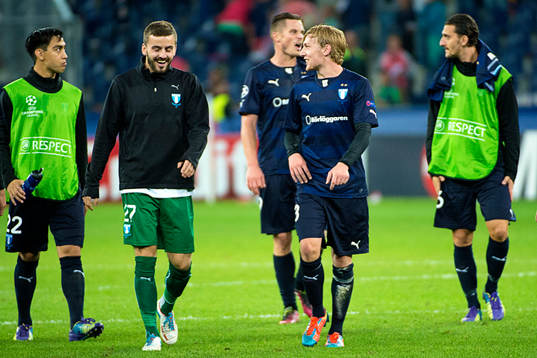 Malmö FFs målvakt Zlatan Azinovic pratar med Emil Forsberg
