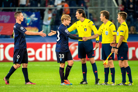 Malmö FFs Markus Rosenberg och Emil Forsberg tackar domarna