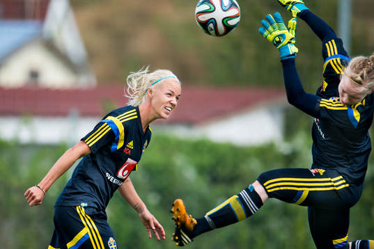 Sveriges Caroline Seger nickar en boll mot målvakt Hedvig