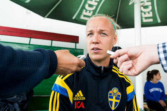 Sveriges Caroline Seger blir intervjuad