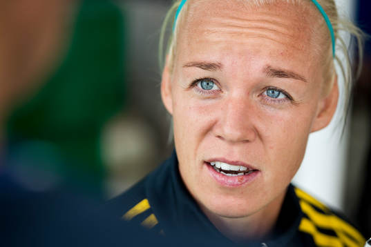 Sveriges Caroline Seger blir intervjuad