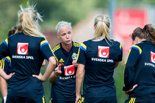 Sveriges Caroline Seger pratar med sina lagkompisar