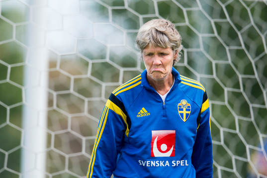 Sveriges förbundskapten Pia Sundhage ser deppig ut