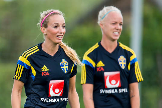 Sveriges Kosovare Asllani och Caroline Seger som till