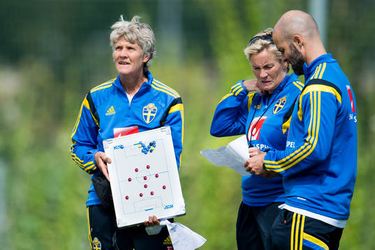 Sveriges förbundskapten Pia Sundhage håller upp en