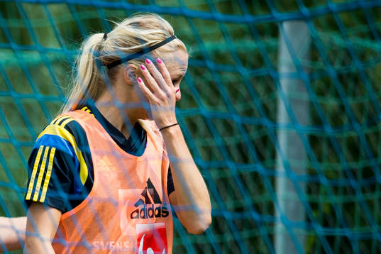 Sveriges Amanda Ilestedt gråter när hon tvingas avbryta