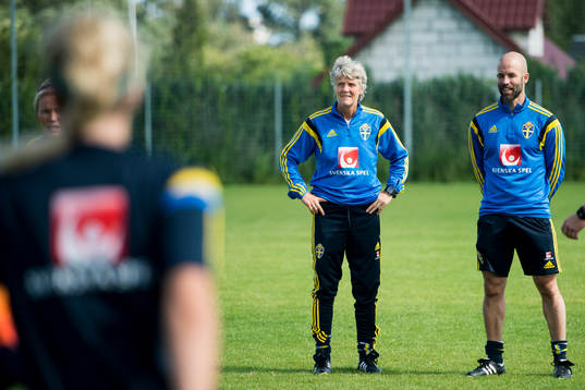 Sveriges förbundskapten Pia Sundhage och tränare och
