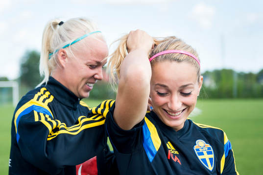 Sveriges Caroline Seger och Kosovare Asllani som till