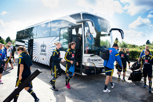 Sveriges målvakt Hedvig Lindahl och Lotta Schelin (m)