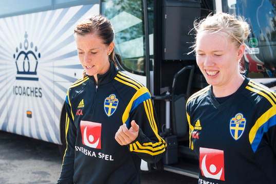 Sveriges Lotta Schelin och målvakt Hedvig Lindahl