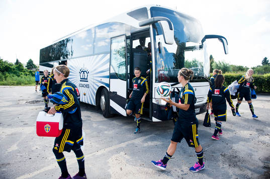 Spelarna anländer med buss till träningsanläggningen