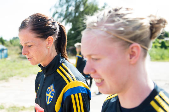 Sveriges Lotta Schelin och målvakt Hedvig Lindahl