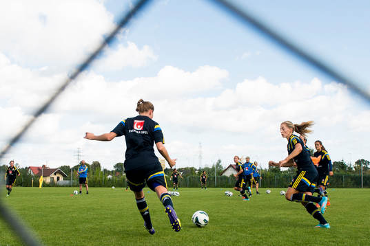 Sveriges Linda Sembrant (th) och Emma Berglund (ryggen)
