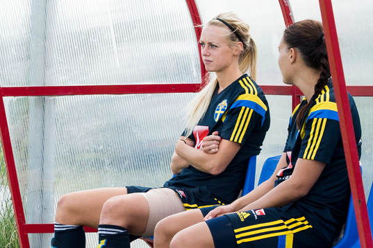 Sveriges Amanda Ilestedt och Emilia Appelqvist sitter